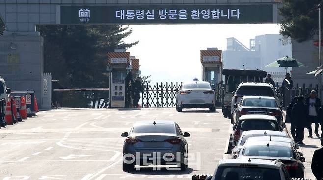 윤석열 대통령의 계엄령 선포와 탄핵 등으로 정국이 어수선한 가운데 10일 서울 용산의 대통령실에 차량들이 출입하고 있다.(사진=방인권 기자)