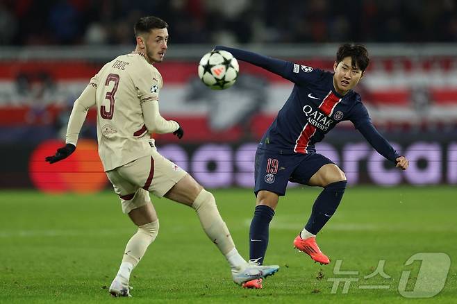 이강인(오른쪽)이 11일(한국시간) 열린 2024-25 UEFA 챔피언스리그 리그 페이즈 잘츠부르크전에서 풀타임을 소화하며 PSG의 3-0 승리에 일조했다. ⓒ AFP=뉴스1
