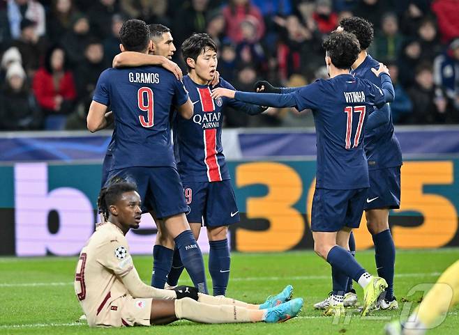 이강인(왼쪽에서 세 번째)이 11일(한국시간) 열린 2024-25 UEFA 챔피언스리그 리그 페이즈 잘츠부르크전에서 풀타임을 소화하며 PSG의 3-0 승리에 일조했다. ⓒ AFP=뉴스1