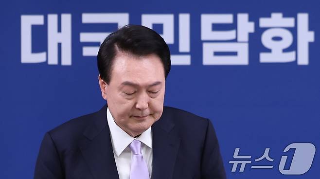 윤석열 대통령이 7일 서울 용산 대통령실 청사 브리핑실에서 대국민 담화 중 국민들에게 고개숙여 사과하고 있다. 2024.11.7/뉴스1 ⓒ News1 박지혜 기자