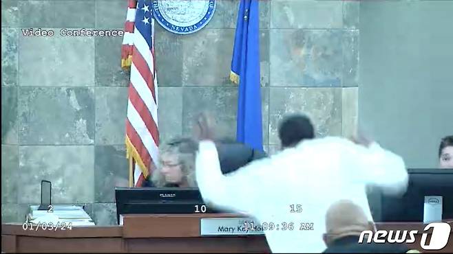 미 네바다주 라스베이거스 클라크 카운티 지방법원에서 3일(현지시간) 상해 미수 혐의로 기소된 데오브라 델론 레든(30)이 자신의 집행유예 요청을 기각한 메리 케이 홀서스 판사(62)를 공격하는 모습. 2024.01.03. ⓒ 로이터=뉴스1 ⓒ News1 정윤영 기자