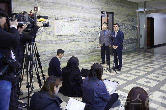 11일 오전 김동연 경기도지사가 국회 본관 국토교통위원장실 방문을 마치고 백브리핑을 하고 있다.(경기도 제공)