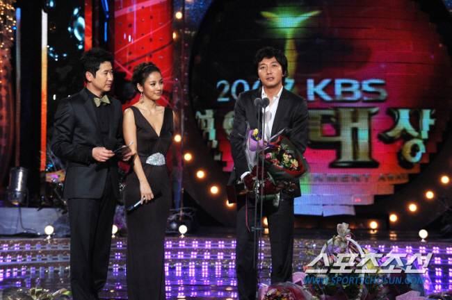 탁재훈이 2007년 "KBS 연예대상"을 수상하고 소감을 말하고 있다. 사진=KBS