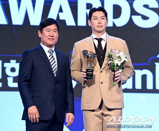 26일 롯데호텔월드에서 열린 2024 KBO 시상식, 출루율상을 수상한 LG 홍창기가 상을 받고 있다. 잠실=허상욱 기자 wook@sportschosun.com/2024.11.26/