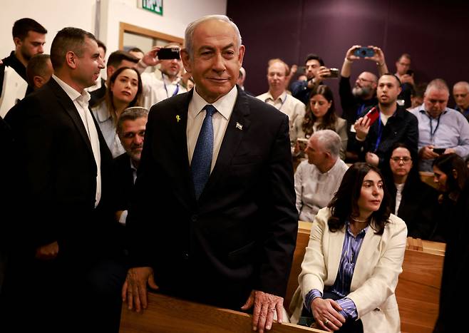 10일 이스라엘 텔아비브 법원 지하법정에서 열린 재판에 출석한 베냐민 네타냐후(가운데) 이스라엘 총리가 발언하고 있다. /로이터 연합뉴스