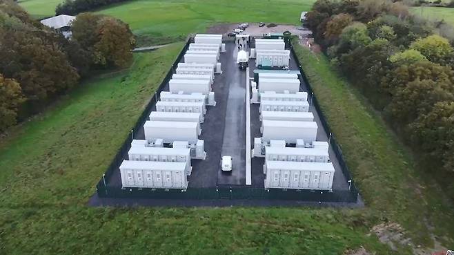 LS일렉트릭이 영국 남부 보틀리 지역에 건설한 ESS 발전소 전경. / LS일렉트릭 제공