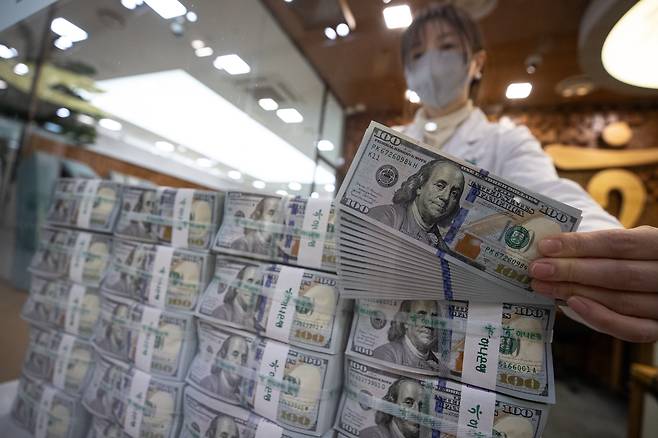 서울 중구 하나은행 위변조대응센터에서 직원이 달러화를 들어보이고 있다. /뉴스1