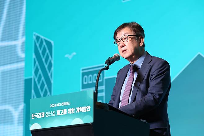 2024 KDI 컨퍼런스 '한국경제 생산성 제고를 위한 개혁방안' 개회식에서 조동철 KDI 원장이 개회사를 하고 있다. /KDI 제공
