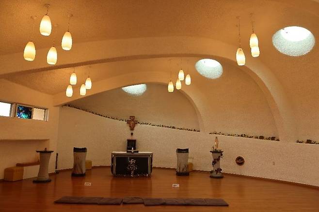 지붕에 뚫린 창으로 빛이 들어와 내부가 환하고 아담하다