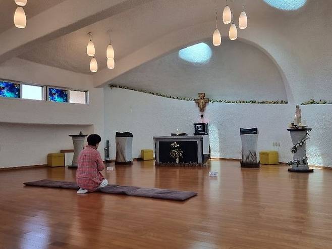 경당에서 기도 드리는 순례객