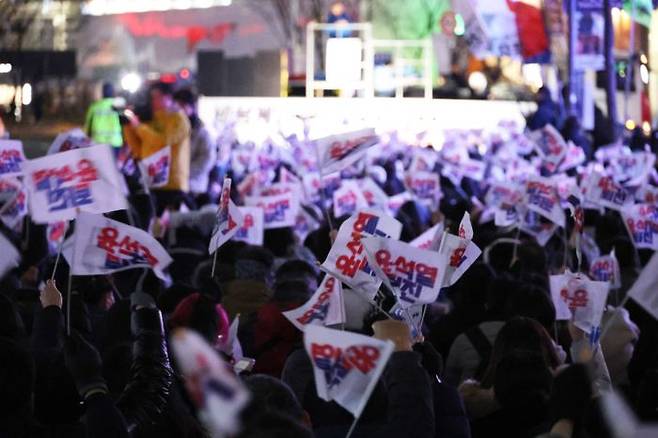 윤석열정권퇴진대전운동본부 등 시민사회단체가 5일 오후 7시 대전 서구 은하수네거리에서 시민들과 집회를 열고 있다. 이날 모인 2000여명의 시민은 윤석열 정권 퇴진을 촉구했다. ⓒ연합뉴스