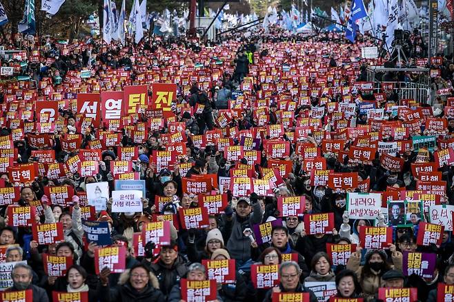 7일 서울 영등포구 국회 앞에서 시민들이 모여 윤석열 대통령을 향해 퇴진하라는 내용의 구호를 외치고 있다. 뉴시스