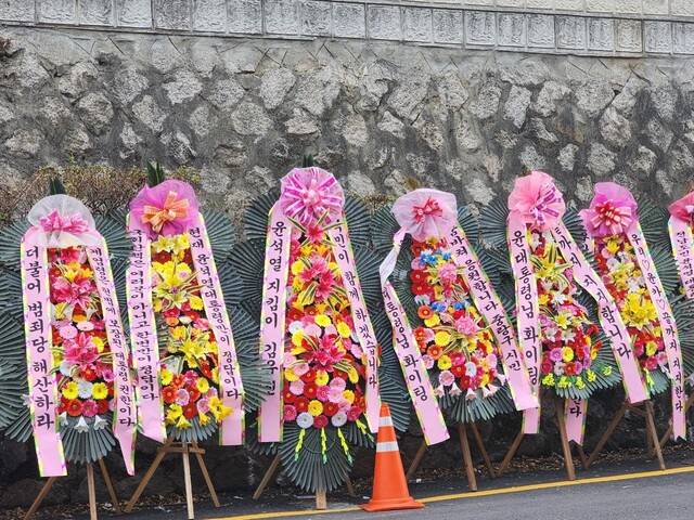 11일 서울 용산 대통령실 서문 앞에 놓인 윤석열 대통령 응원 화환. 이승준 기자