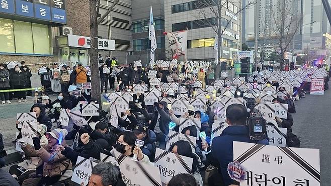 11일 오후 대구 수성구 국민의힘 대구시당·경북도당 앞에서 열린 ‘국짐당 장례식’에 시민 300여명이 모였다. 김규현 기자