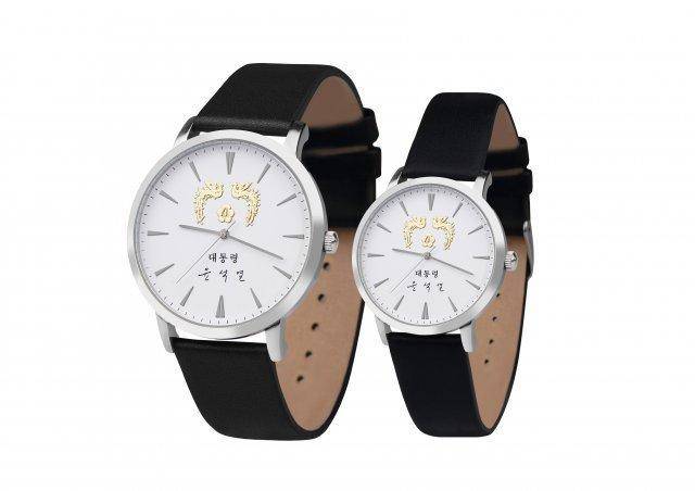 지난 2022년 5월 윤석열 대통령 취임 후 최초로 제작된 대통령 기념품인 기념시계. 대통령실 제공