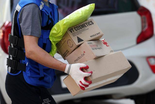 주요 택배사에서 일하는 택배기사들이 원청과 단체교섭을 요구하며 파업을 예고했다. 사진은 10월 16일 서울 마포구 한 주택가에서 택배기사가 택배를 배송하는 모습. 뉴시스