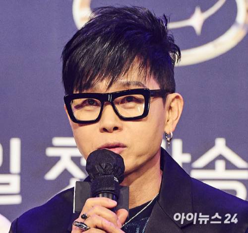 가수 이승환이 지난 2022년 채널A 예능프로그램 '청춘스타' 제작발표회에서 발언하고 있다. [사진=채널A]