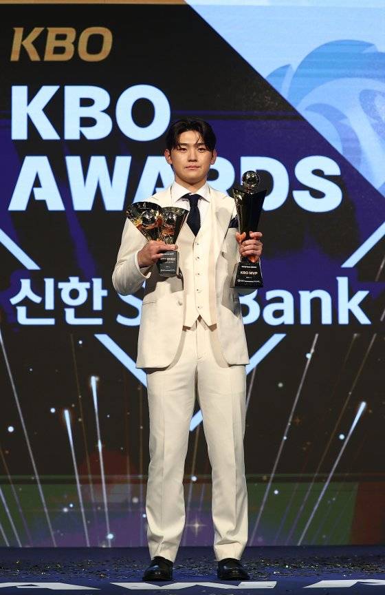 모델급 옷 맵시로 관심을 모은 KIA 타이거즈의 스타 김도영. 체크무늬 재킷, 흰색 정장(위 사진), 터틀넥 등으로 시상식마다 다른 의상을 선보였다. 패션도 MVP급이었다. [연합뉴스]