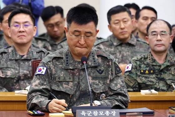 10일 국회 국방위원회 현안 질의에 출석해 답변하는 박안수 육군참모총장. [뉴시스]