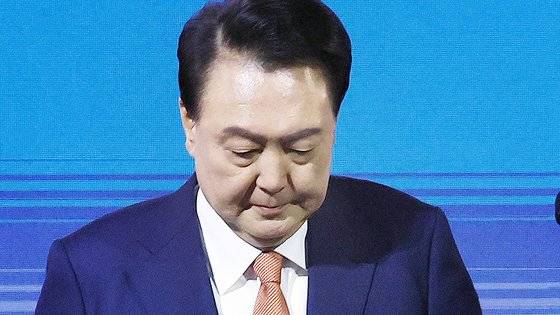 윤석열 대통령이 지난달 강원도 춘천송암스포츠타운에서 열린 ‘제2회 지방자치·균형발전의 날 기념식 및 2024 대한민국 지방시대 엑스포’에서 기념사를 마치고 이동하고 있다. 김현동 기자