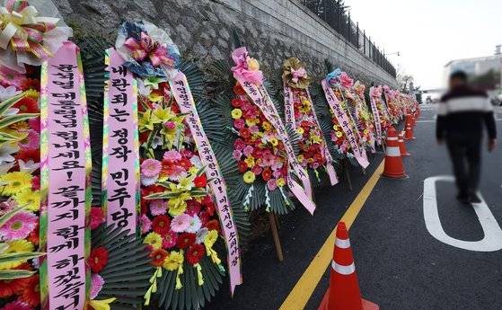11일 서울 용산 대통령실 청사 출입구 앞에 윤석열 대통령을 응원하는 화환이 줄지어 세워져 있다. 뉴시스