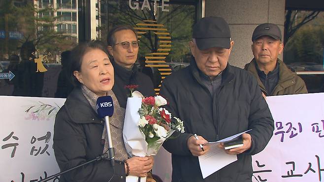 필담으로 아내 통해 소회 밝히는 이태영 씨 모습