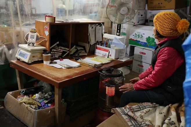 충남 공주시 공주산성시장에서 한 시장 상인이 손님을 기다리고 있다. 사진=연합뉴스