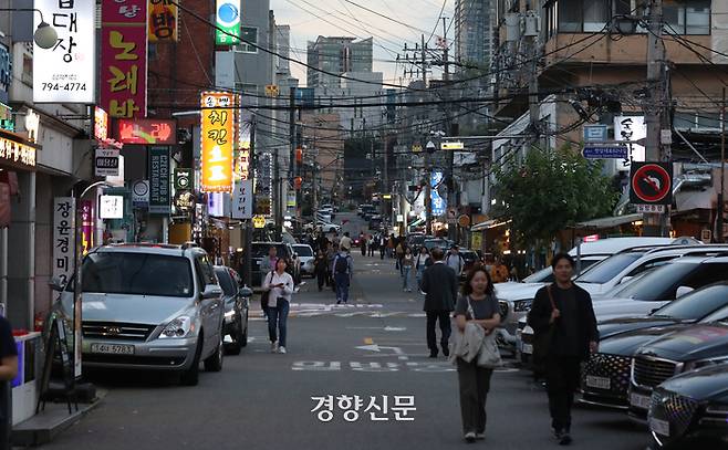 시민들이 지난 9월 서울 용산구 삼각지역 상권 내 대표 거리를 지나고 있다. 삼각지역 상권이 가장 활발한 금요일 저녁이지만 거리를 걷는 시민들이 많지는 않았다. 권도현 기자