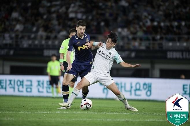 서울 이랜드 오스마르(사진 왼쪽)와 볼 다툼을 벌이고 있는 김포 FC 장윤호. 사진=한국프로축구연맹