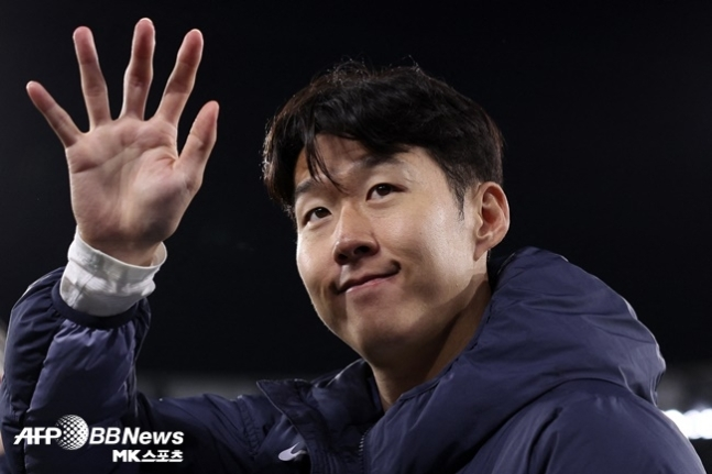 토트넘 소식지 ‘스퍼스 웹’은 10일(한국시간) 토트넘과 손흥민의 재계약 가능성이 높다고 주장했다. 매체에 따르면 토트넘은 손흥민과 1년 계약 연장 옵션 발동 후 의견을 조율해 추가로 2년 재계약을 체결할 것으로 보인다. 올해 32세인 손흥민은 계약이 성사된다면 2028년까지 토트넘에서 활약하게 된다. 내년 여름 계약이 종료되는 가운데 아직 공식 발표는 이뤄지지 않고 있다. 갈라타사라이, 바르셀로나, 레알 마드리드, 맨체스터 유나이티드가 손흥민 영입에 연결된 바 있다. 사진=ⓒAFPBBNews = News1