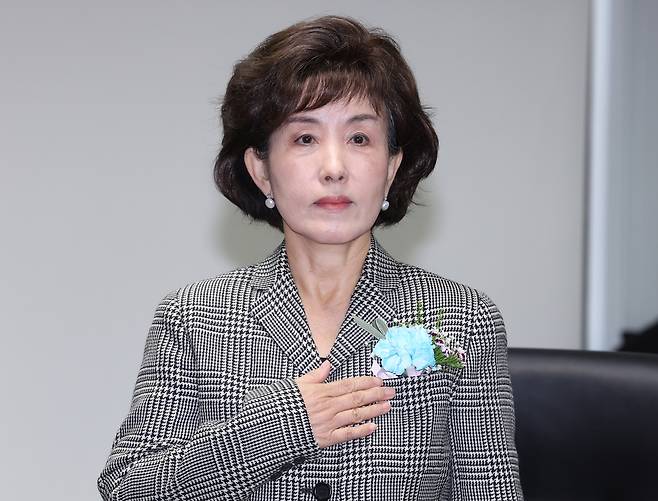 박선영 신임 진실·화해를위한과거사정리위원회(진실화해위) 위원장이 10일 오전 서울 중구 진실화해위에서 열린 자신의 취임식에서 국기에 경례하고 있다. [연합]