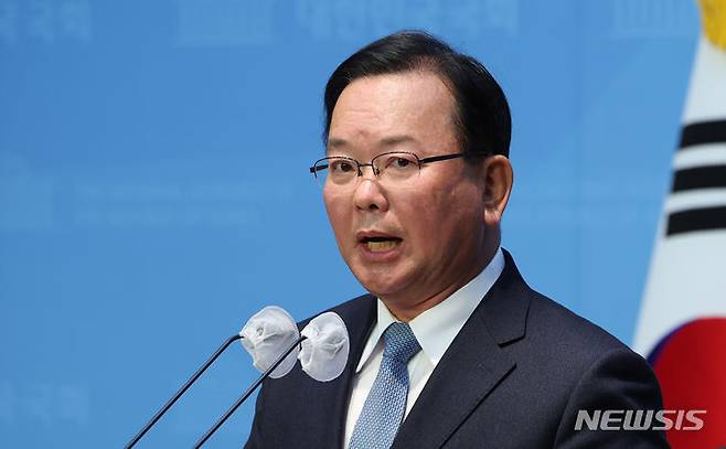[서울=뉴시스] 추상철 기자 = 김부겸 전 국무총리가 11일 오후 서울 여의도 국회에서 '더불어민주당의 4·10 총선 선거대책위원회' 합류 기자회견을 하고 있다. 2024.03.11. scchoo@newsis.com