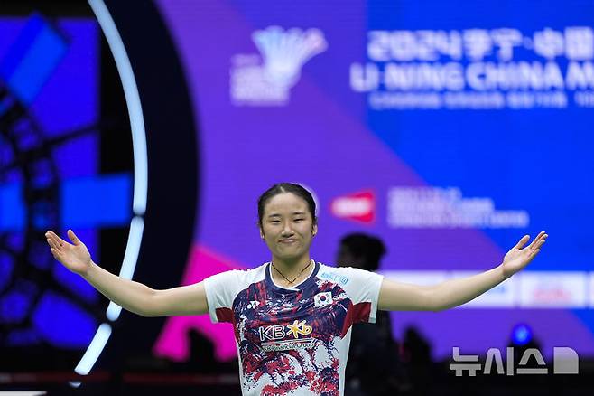 [선전=AP/뉴시스]안세영이 24일 중국 선전 아레나에서 열린 2024 세계배드민턴연맹 월드투어 슈퍼 750 마스터스 여자 단식 결승전에서 중국의 가오팡제를 상대로 세트스코어 2-0으로 승리한 뒤 기뻐하고 있다. 2024.11.24.