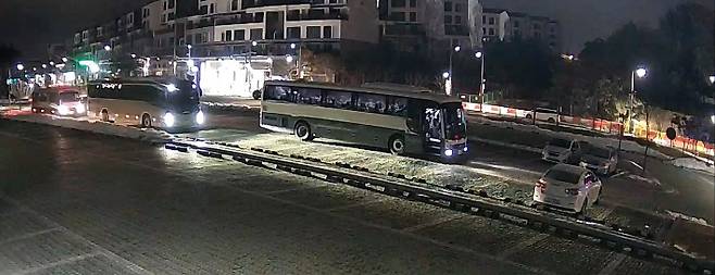 3일 비상계엄 선포 직후 경기 수원 중앙선거관리위원회 연수원에 투입된 계엄군과 경찰들은 맞은편 국립농업박물관 주차장에서 1시간 가까이 대기했다. 응급차도 함께 대기했다. 국립농업박물관 제공