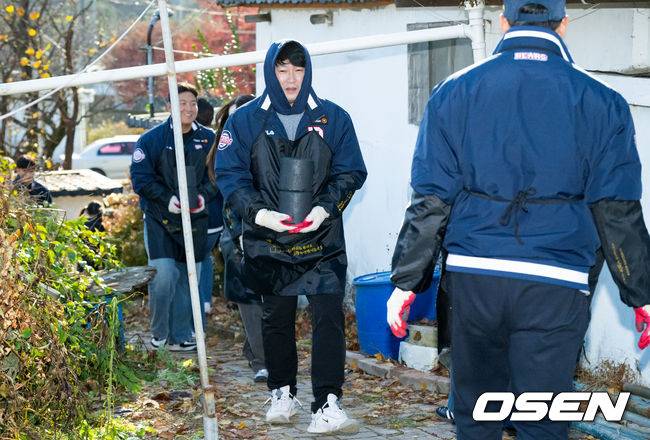[OSEN=박준형 기자] 두산 베어스가 4일 도봉구 무수골 일대에서 사랑의 연탄 나눔 봉사활동을 진행했다.연탄 나눔 행사는 연말을 맞아 저소득 소외계층에 사랑을 전하는 사회공헌활동의 일환이다.두산 양의지가 연탄을 나르고 있다 2024.12.04 / soul1014@osen.co.kr