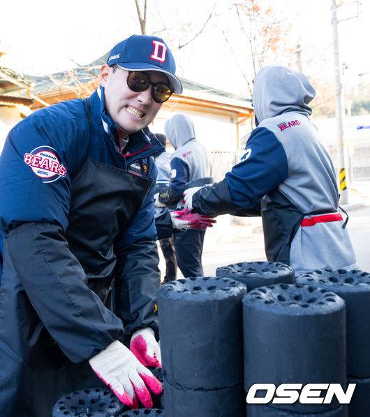 [OSEN=박준형 기자] 두산 베어스가 4일 도봉구 무수골 일대에서 사랑의 연탄 나눔 봉사활동을 진행했다.연탄 나눔 행사는 연말을 맞아 저소득 소외계층에 사랑을 전하는 사회공헌활동의 일환이다.두산 양석환이 연타를 나르고 있다.   2024.12.04 / soul1014@osen.co.kr