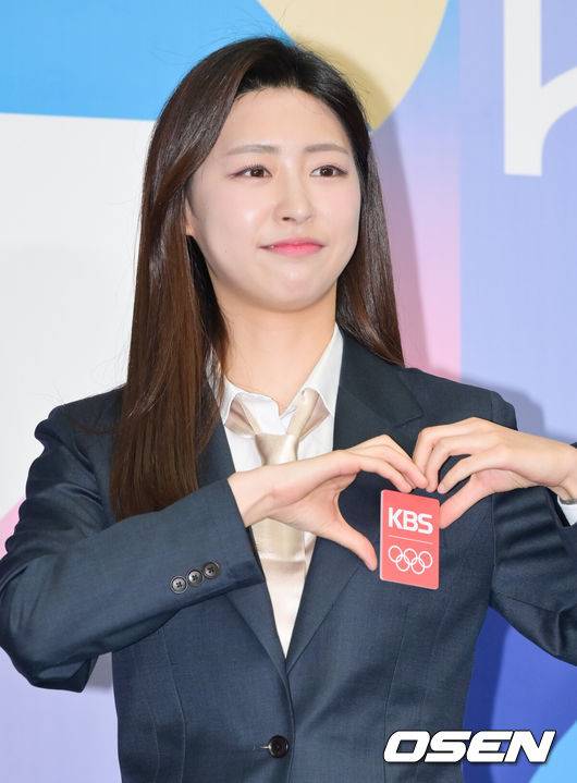 [OSEN=박준형 기자] 26일 오전 서울 여의도 KBS 신관 국제회의실에서 KBS 2024 파리올림픽 '함께 투게더 앙상블' 방송단 발대식이 진행됐다.오는 7월 26일부터 8월 11일까지 열리는 이번 KBS 파리올림픽 현장 중계에서는 ‘축구인’으로 거듭난 톱모델 방송인 이현이, 송해나가 메인 MC 역할을 맡았다.홍주연 아나운서가 포즈를 취하고 있다. 2024.06.26 / soul1014@osen.co.kr