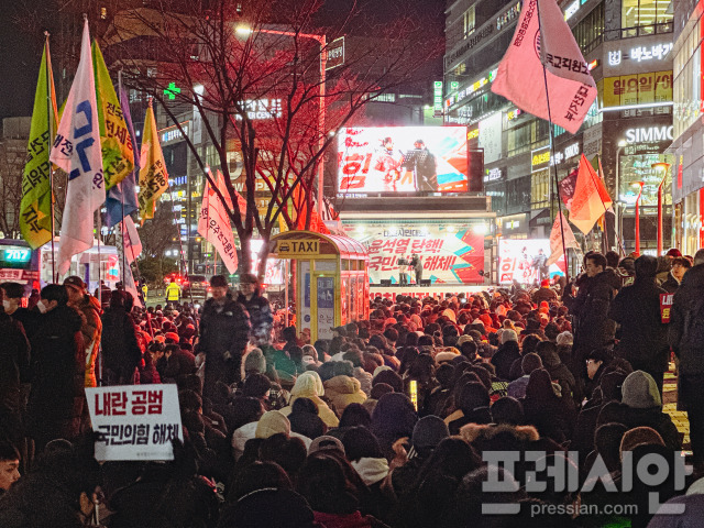 ▲ 지난 10일 저녁, 대전 은하수 네거리에서는 윤석열 대통령 탄핵안 부결과 국민의힘 탄핵 표결 보이콧에 대해 항의의 목소리를 내는 많은 시민들이 모였다. ⓒ 프레시안(문상윤)