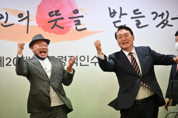 가수 김흥국이 윤석열 대통령 당선인과 어퍼컷 세리머니를 하는 모습. 윤 당선인은 8일 서울 대선 캠페인 당시 자신을 도운 ‘연예인 유세단’을 통의동 집무실로 초청해 환담했다. 2022.4.9 김흥국 제공