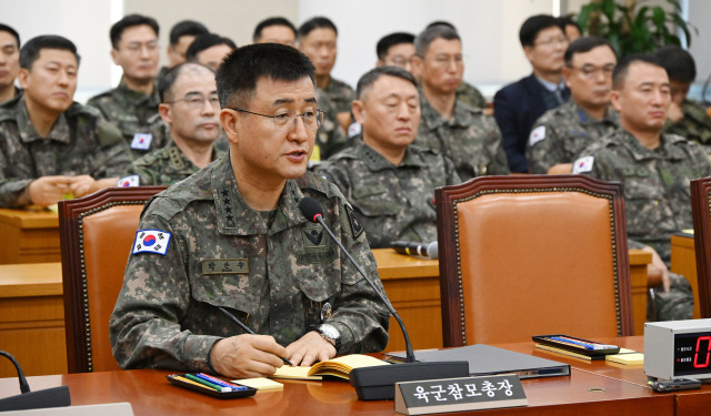 박안수 육군참모총장(계엄사령관)이 10일 국회에서 열린 국방위원회 전체회의에 출석해 의원들의 긴급 현안질의에 답하고 있다. 오승현 기자 2024.12.10