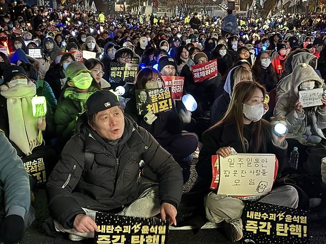 11일 오후 6시 서울 여의도 국회의사당 앞에서 열린 '윤석열 즉각 탄핵 구속 촉구 촛불문화제'에서 집회 참여자들이&nbsp;민중가요 ≪불나비≫를 배워 따라 부르고 있다.&nbsp; ⓒ시사저널 정윤경