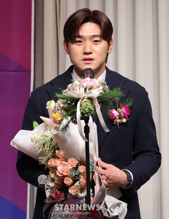 2024 뉴트리디데이 일구상 시상식이 10일 서울강남구 리베라 호텔에서 열렸다.  김도영(KIA)이 최고타자상 수상 후 소감을 밝히고 있다. /사진=김진경 대기자