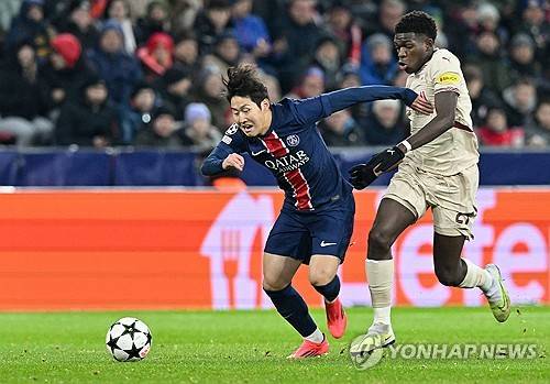 파리 생제르맹(PSG)은 11일(한국시간) 오스트리아 잘츠부르크에 위치한 레드불 아레나에서 열린 RB잘츠부르크와의 2024-2025시즌 유럽축구연맹(UEFA) 챔피언스리그 리그 페이즈 6차전서 3-0 완승을 거뒀다. 이날 이강인은 선발로 나와 풀타임을 소화했고 득점의 기점이 되는 패스를 보여줬지만 몇몇 프랑스 현지 언론으로부터 혹평을 받았다. 연합뉴스