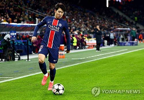 파리 생제르맹(PSG)은 11일(한국시간) 오스트리아 잘츠부르크에 위치한 레드불 아레나에서 열린 RB잘츠부르크와의 2024-2025시즌 유럽축구연맹(UEFA) 챔피언스리그 리그 페이즈 6차전서 3-0 완승을 거뒀다. 이날 이강인은 선발로 나와 풀타임을 소화했고 득점의 기점이 되는 패스를 보여줬지만 몇몇 프랑스 현지 언론으로부터 혹평을 받았다. 연합뉴스