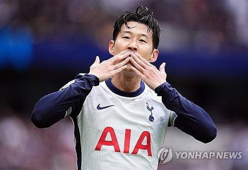 손흥민이 토트넘 홋스퍼에서 최대 13년까지 머물 수 있다는 보도가 나왔다. 영국 매체 스퍼스웹은 9일(한국시간) 손흥민은 현재 임금을 그대로 유지하면서 토트넘과 1년 연장이 더해진 2년 연장 계약을 체결할 것으로 보인다고 보도했다. 보도대로라면 2015년부터 토트넘에서 뛴 손흥민은 최대 13년까지 토트넘에 머물 수 있다. 연합뉴스
