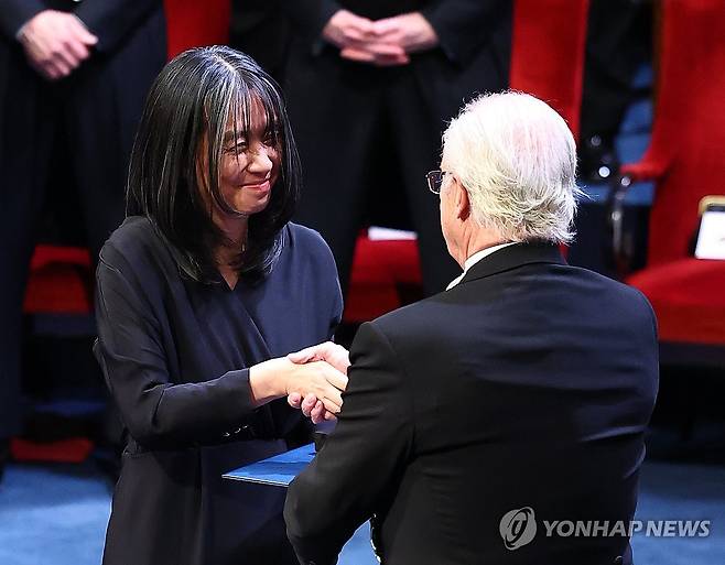 노벨문학상 수상한 한강 작가 (스톡홀름=연합뉴스) 김도훈 기자 = 2024 노벨문학상 수상자인 한강 작가가 10일(현지시간) 스웨덴 스톡홀름 콘서트홀에서 열린 시상식에서 칼 구스타프 16세 스웨덴 국왕으로부터 노벨문학상 메달과 증서를 받고 있다. 2024.12.11 superdoo82@yna.co.kr