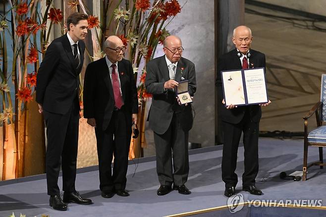 노벨평화상 받은 니혼히단쿄 대표위원들 [UPI 연합뉴스]