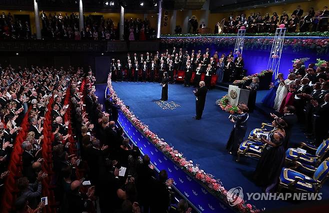 2024노벨상 시상식, 문학상 수상하는 한강작가 (스톡홀름=연합뉴스) 김도훈 기자 = 2024 노벨문학상 수상자인 한강 작가가 10일(현지시간) 스웨덴 스톡홀름 콘서트홀에서 열린 시상식에서 칼 구스타프 16세 스웨덴 국왕으로부터 노벨문학상 메달과 증서를 받고 있다. 2024.12.11 superdoo82@yna.co.kr