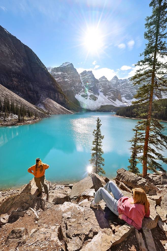 모레인 호수를 즐기는 현지인들 [사진/조보희 기자]
