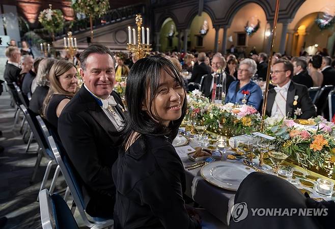 노벨상 연회 참석한 한강 작가 (스톡홀름=연합뉴스) 김도훈 기자 = 2024 노벨문학상 수상자인 한강 작가가 10일(현지시간) 스웨덴 스톡홀름 시청사에서 열린 연회에 참석해 스웨덴 마들렌 공주 남편인 크리스토퍼 오닐과 함께 취재진을 향해 포즈를 취하고 있다. 2024.12.11 superdoo82@yna.co.kr